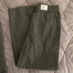 Abercrombie x Jen reed cargo pants, size small short, new with tags